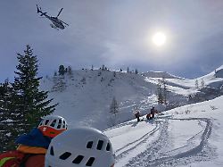 rettungseinsatz am filzmooshoerndl in grossarl bei dutzenden lawinenabgaengen in oesterreich sind nach angaben der polizei drei menschen ums leben gekommen