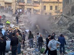 rettungskraefte und anwohner suchen nach ueberlebenden in den truemmern eines eingestuerzten gebaeudes mindestens 14 menschen sind bei dem einsturz ums leben gekommen