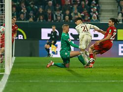 rodrigo ribeiro 21 fc augsburg trifft das tor zum 1 0 marvin schwaebe 1 1 fc koeln jahmai simpson pusey 22 1 fc koeln fc augsburg vs 1 fc koeln fussball 1 bundesliga 24 spieltag 27 02