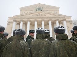russian service members stand next to the bolshoi theatre during heavy snowfall in moscow russia january 9 2026