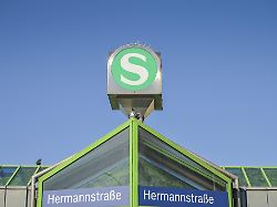 s bahn schild bahnhof hermannstrasse neukoelln berlin deutschland europa