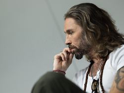 saenger gil ofarim dschungelkoenig 2026 der rtl fernsehshow ich bin ein star holt mich hier raus steht im sendezentrum von rtl