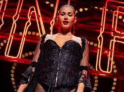 sarah engels saengerin steht in der kulisse des musicals moulin rouge im musical dome engels wird die hauptrolle der satine in dem weltbekannten musical uebernehmen