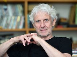 schauspieler mathieu carriere sitzt in seinem wohnzimmer am 02 august 2020 feiert carriere seinen 70 geburtstag