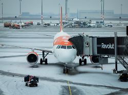 schnee liegt auf hauptstadtflughafen ber am flughafen ber ist der flugverkehr aufgrund der witterung eingestellt worden