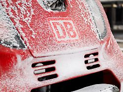 schnee liegt auf einem regionalzug der deutschen bahn im hauptbahnhof hannover durch schnee und eis kommt es zu verspaetungen und ausfaellen im nah und fernverkehr