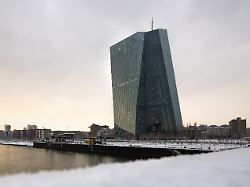 schnee liegt entlang des mainufers von der europaeischen zentralbank ezb bis hin zur frankfurter bankenskyline