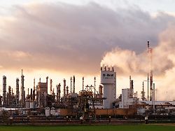 schornsteine stehen auf dem werksgelaende des chemiekonzerns basf
