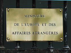 schriftzug auf schild am ministerium fuer europa und aeusseres in der 37 quai d orsay