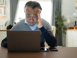 senior businessman working from home with emotion and postures modellfreigabe vorhanden