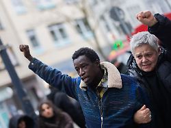sidy drame bruder des getoeteten mouhamed drame steht gestikulierend vor dem gericht im prozess um toedliche schuesse auf einen 16 jaehrigen fluechtling wurden alle angeklagten freigesprochen