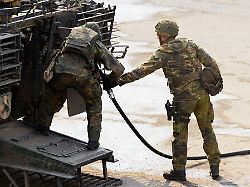 soldaten der bundeswehr betanken waehrend gefechtsvorfuehrung den schuetzenpanzer vom typ puma