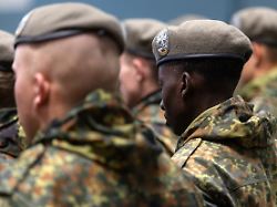 soldaten des heimatschutzregiments 5 der bundeswehr stehen bei einem oeffentlichen regimentsappell in der sporthalle etwa 160 rekrutinnen und rekruten legen hier das feierliche geloebnis ab