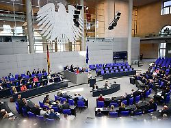 sonja eichwede spd mitglied des deutschen bundestages spricht waehrend der 60 sitzung des 21 deutschen bundestages zum thema reform des gemeinsamen europaeischen asylsystems