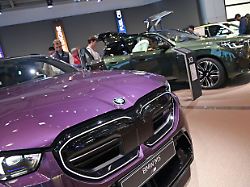 stand von bmw mit dem modell m5 autobauer automarke auto autos hersteller iaa mobility 2025 in der messe muenchen vom 09 09 14 09