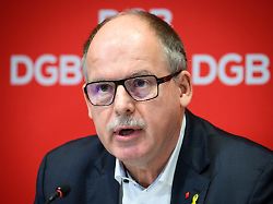 stefan koerzell mitglied im geschaeftsfuehrenden bundesvorstand des deutschen gewerkschaftsbundes dgb aeussert sich bei einer pressekonferenz