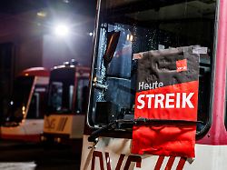 strassenbahnen stehen auf dem betriebsgelaende in duisburg an einer strassenbahn haengt ein streikplakat der gewerkschaft verdi 1