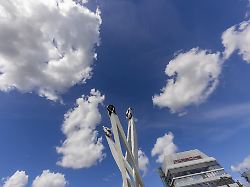 stuttgart zuffenhausen mit hauptverwaltung und logo kunstwerk inspiration 911 von gerry judah am porscheplatz drei stelen die in bis zu 24 metern hoehe je einen porsche 911 praesentieren