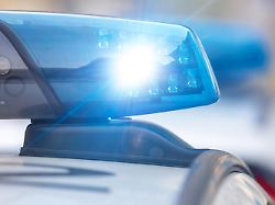 symbolbild polizeieinsatz nahaufnahme von einem blaulicht an einem polizeiauto digital nachbearbeitet