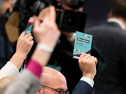 symbolfoto und themenfoto einer abstimmung mit stimmkarte auf dem 38 bundesparteitag 2026 der cdu deutschland stuttgart 21 02