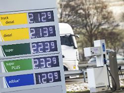 tanken bei agip an der autobahn