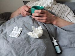 taschentuecher teetasse nasenspray mit einer gut aufgestellten hausapotheke ist man fuer die erkaeltungssaison bereit