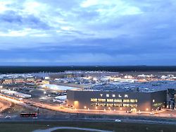 tesla gigafactory zur blauen stunde gebaeude batteriefabrik gruenheide 19 12 2025