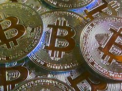themenfoto bitcoin waehrung kryptowaehrung symbolfoto hoehenflug