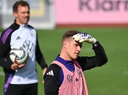 torwart marc andre ter stegen skeptisch gestik hi bundestrainer julian nagelsmann ger oeffentliches training deutsche fussball nationalmannschaft trainingslager in herzogenaurach am 30 05 1