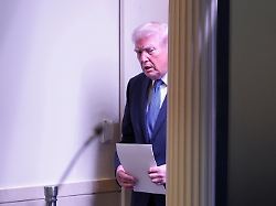 us praesident donald trump betritt den james brady press briefing room im weissen haus um mit den medienvertretern zu sprechen