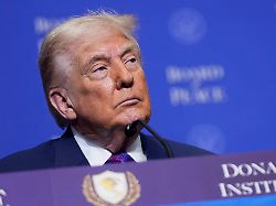 us praesident donald trump hoert waehrend einer sitzung des friedensrats zur beilegung globaler konflikte im u s institute of peace zu