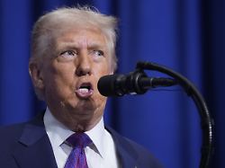 us praesident donald trump spricht waehrend einer sitzung des friedensrats zur beilegung globaler konflikte im u s institute of peace