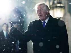 us praesident donald trump spricht zu reportern auf dem south lawn waehrend er das weisse haus verlaesst