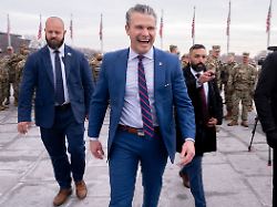 us verteidigungsminister pete hegseth verlaesst eine zeremonie zur vereidigung von soldaten auf dem sockel des washington monuments in washington