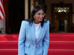 venezuelas amtierende praesidentin delcy rodriguez laechelt bei der verabschiedung von us energieminister chris wright nach ihrem treffen im miraflores palast in caracas venezuela