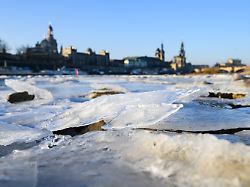 vereist ist das elbufer vor der historischen altstdtkulisse