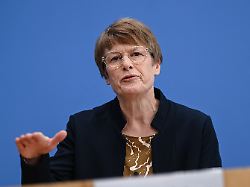 veronika grimm spricht bei der vorstellung des jahresgutachtens 2025 26 des sachverstaendigenrates der sogenannten wirtschaftsweisen zur begutachtung der gesamtwirtschaftlichen entwicklung