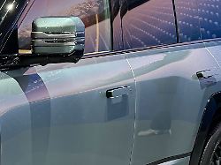 versenkte tuergriffe koennen entweder durch druck an verschiedenen stellen ausgeklappt werden oder sie fahren sie automatisch aus