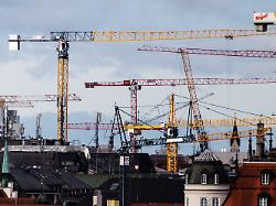 viele baukraene sind am 13 02 2026 auf baustellen im stadtzentrum von muenchen bayern zu sehen