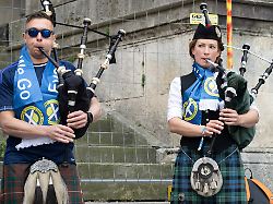 vorfreude auf die fussball em und das eroeffnungsspiel deutschland schottland schottische und deutsche fans feiern in der muenchner innenstadt rund um den marienplatz