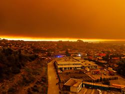 waldbraende bei sonnenaufgang in der naehe von lirquen