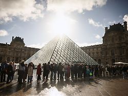 wegen verdachts auf betruegerei mit gefaelschten tickets hat der louvre die polizei eingeschaltet