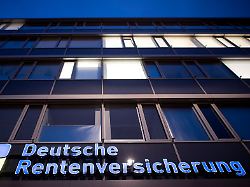 wenn arbeitnehmer aus gesundheitlichen gruenden nicht mehr voll arbeitsfaehig sind koennen sie eine erwerbsminderungsrente beantragen