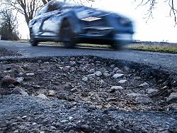 wer mit hohem tempo durch ein schlagloch faehrt riskiert schaeden an lenkung radaufhaengung reifen und felgen