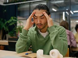 wer sich im job immer fuer alles verantwortlich fuehlt spuert irgendwann die folgen fuer die gesundheit und die karriere