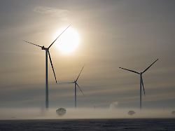 windraeder stehen im nebel unter einem dramatischen himmel bei sonnenuntergang windraeder zwischen solschen und adenstedt ilsede kreis peine niedersachsen deutschland