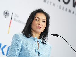 wirtschaftsministerin katharina reiche im portrait bei der pressekonferenz press conference zur vorstellung des deutschlandfonds berlin 18 12