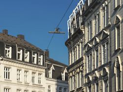 wohnviertel mit mehrfamilienhaeusern aus der gruenderzeit in wuppertal deutschland