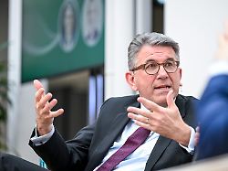 wolfram weimer spricht bei der dpa chefredaktionskonferenz im newsroom