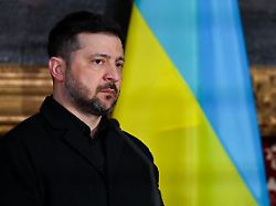 wolodymyr selenskyj praesident der ukraine steht in der residenz vor der verleihung des ewald von kleist preis der diesjaehrige ewald von kleist preis wird an das ukrainische volk vergeben